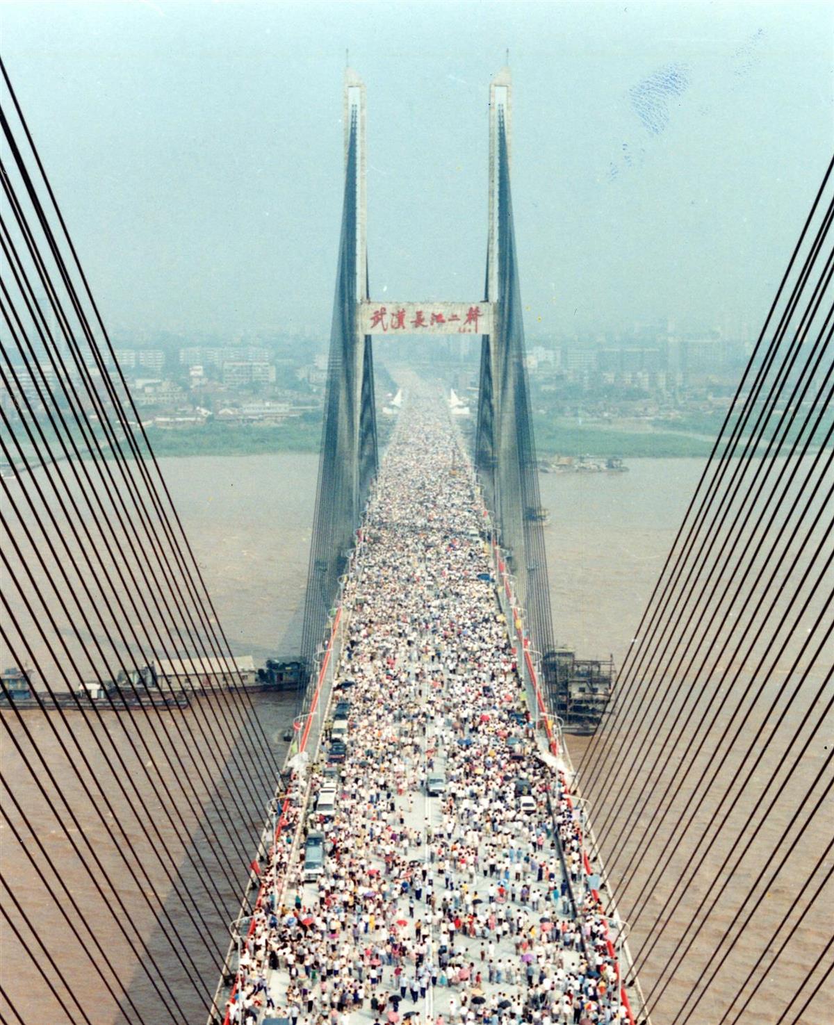 武汉长江二桥百万市民看新桥（杨石修摄）.jpg