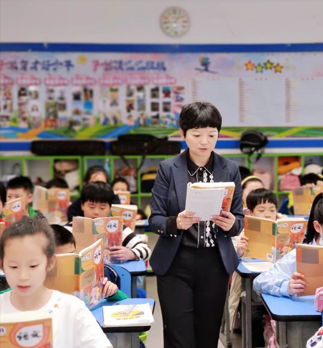 武汉市育才小学余茜老师在给学生上课