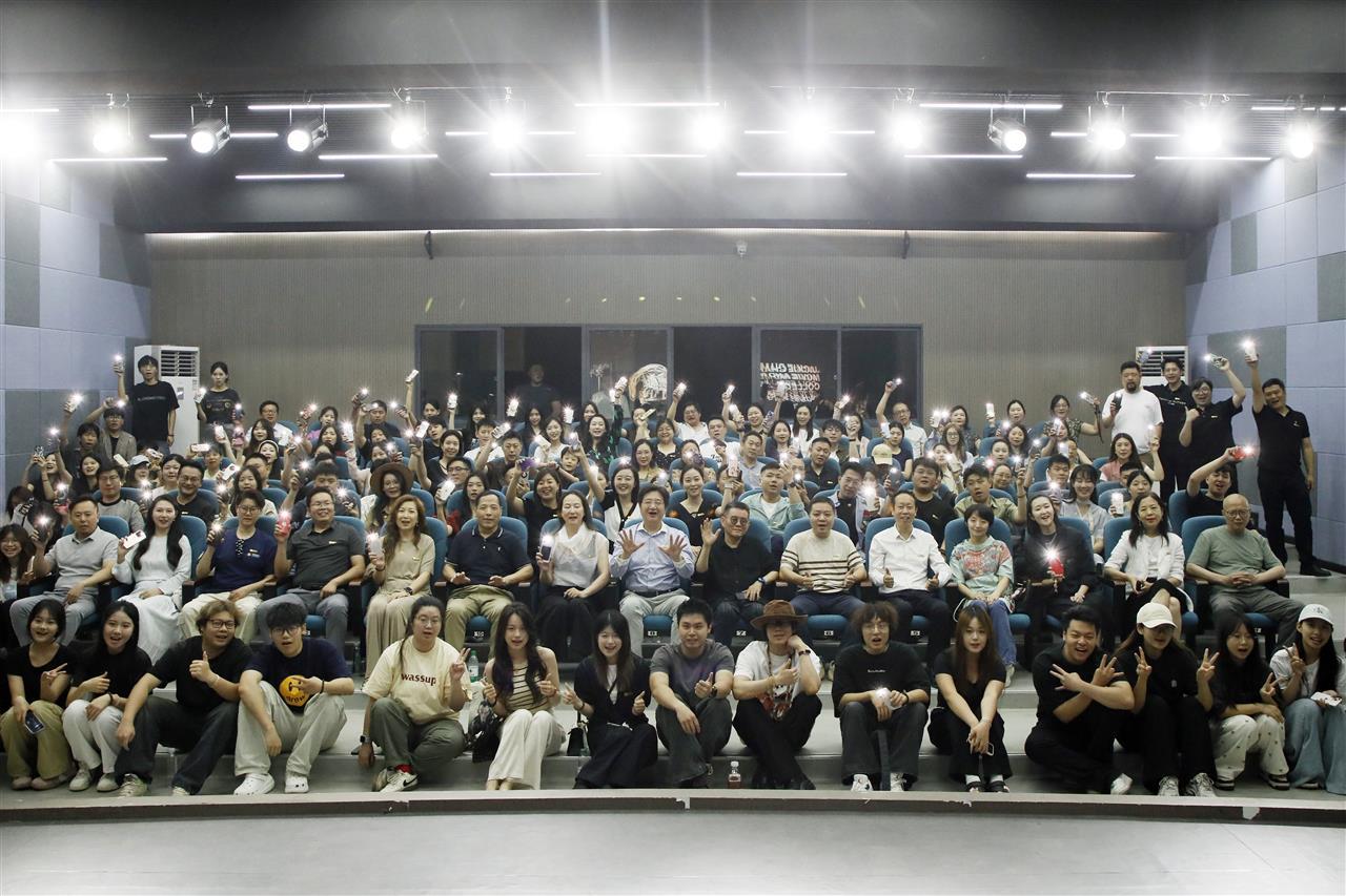 图7：出席活动的嘉宾、学校领导及师生代表合影。刘恒 摄.jpg