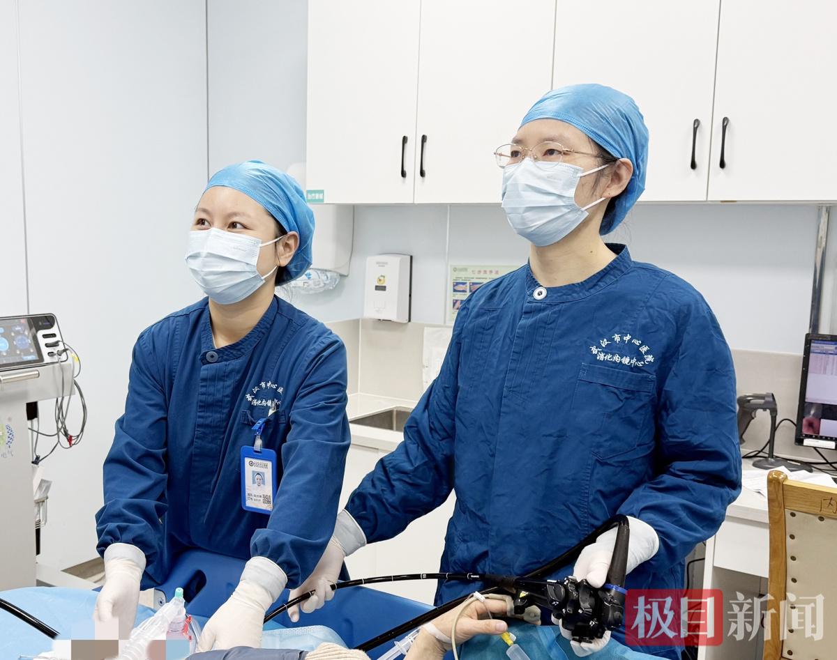 消化内科医生为患者进行胃镜检查_副本.jpg