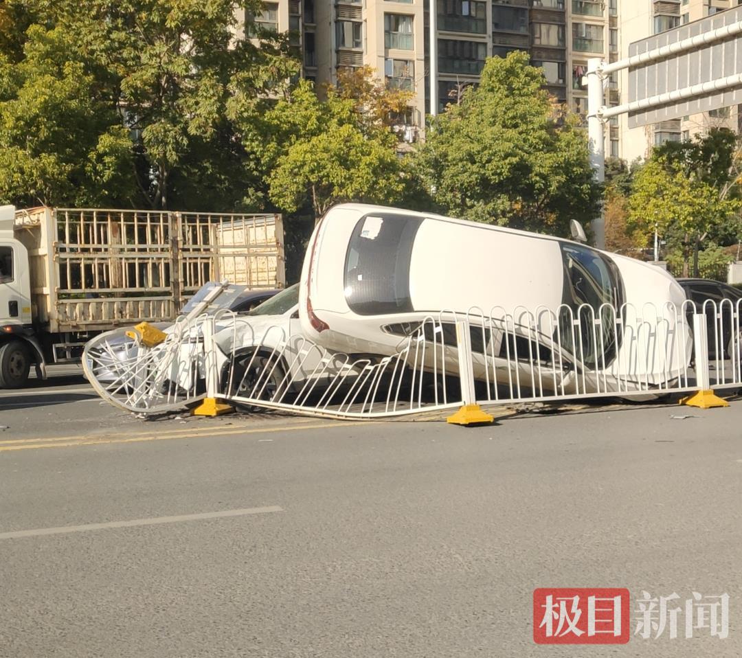 京东骑手带头救援侧翻车内被困孩子