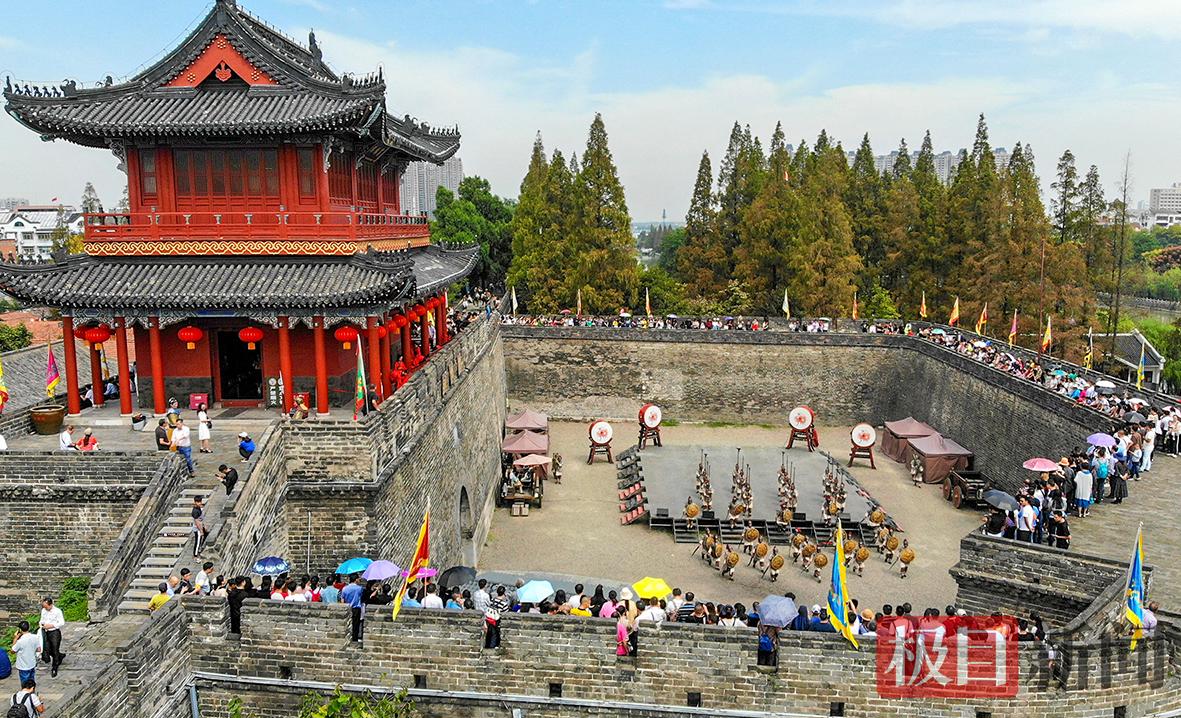 2018年10月2日，荆州古城东门景区游人如织。（黄志刚 摄）.jpg