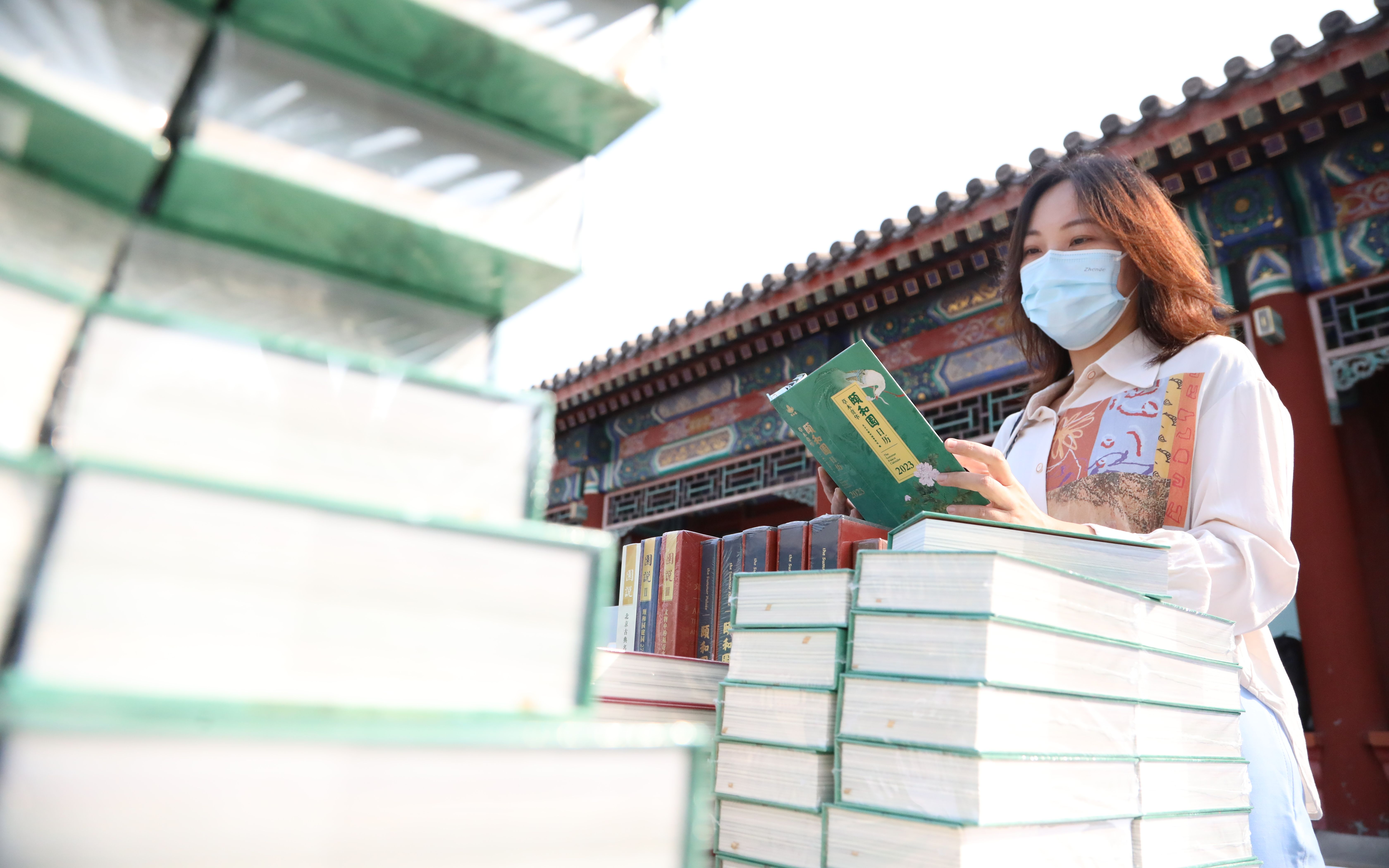 9月28日，颐和园博物馆前，《颐和园日历·2023（草木贲华）》正式与游客见面。颐和园供图