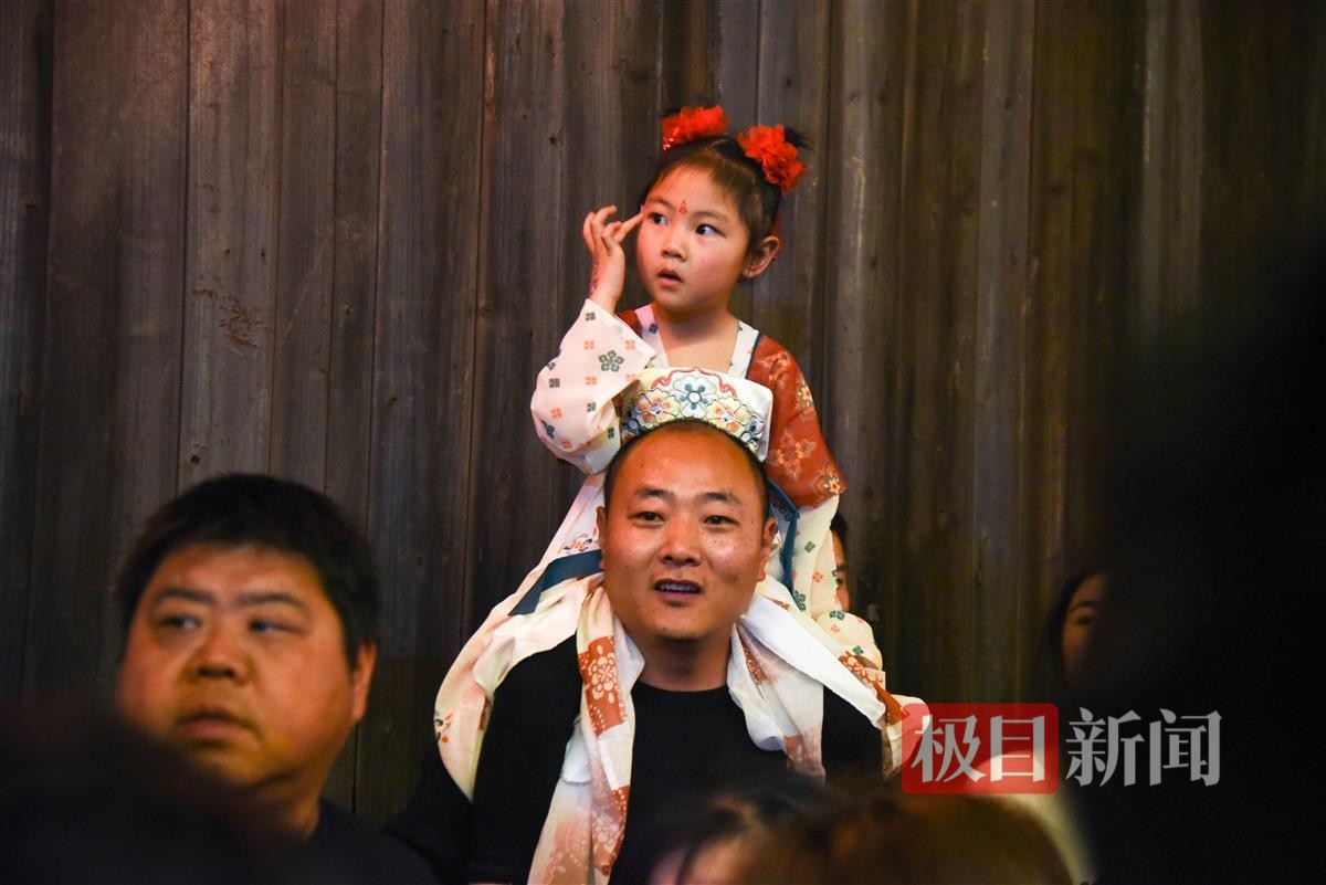 3月29日，湖北省监利市启动2024年春季文化旅游季活动，游客在程集古镇游玩  （极目新闻记者 黄志刚 摄） (1).jpg