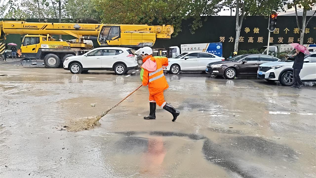 江岸环卫冒雨清理堵路泥土，抢通道路 (3).jpg