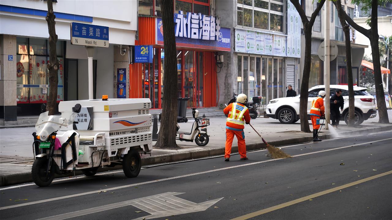 环卫工人仔细维护苗栗路整洁干净 (3).jpg