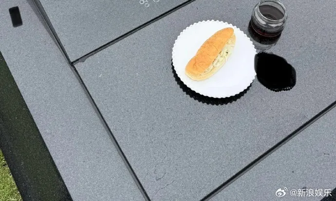 具俊晔在墓碑前给大S修照片，把背景一点点抹掉换成白色，还让粉丝在墓碑前和大S说话