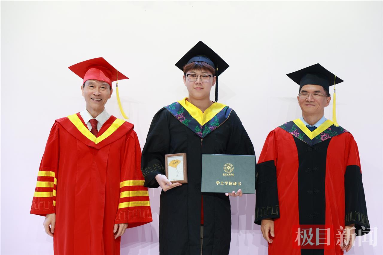 图为校长孔建益、计算机与自动化学院院长何顶新为毕业生赠送银杏叶青春相框并合影 摄影：芮雨欣.JPG