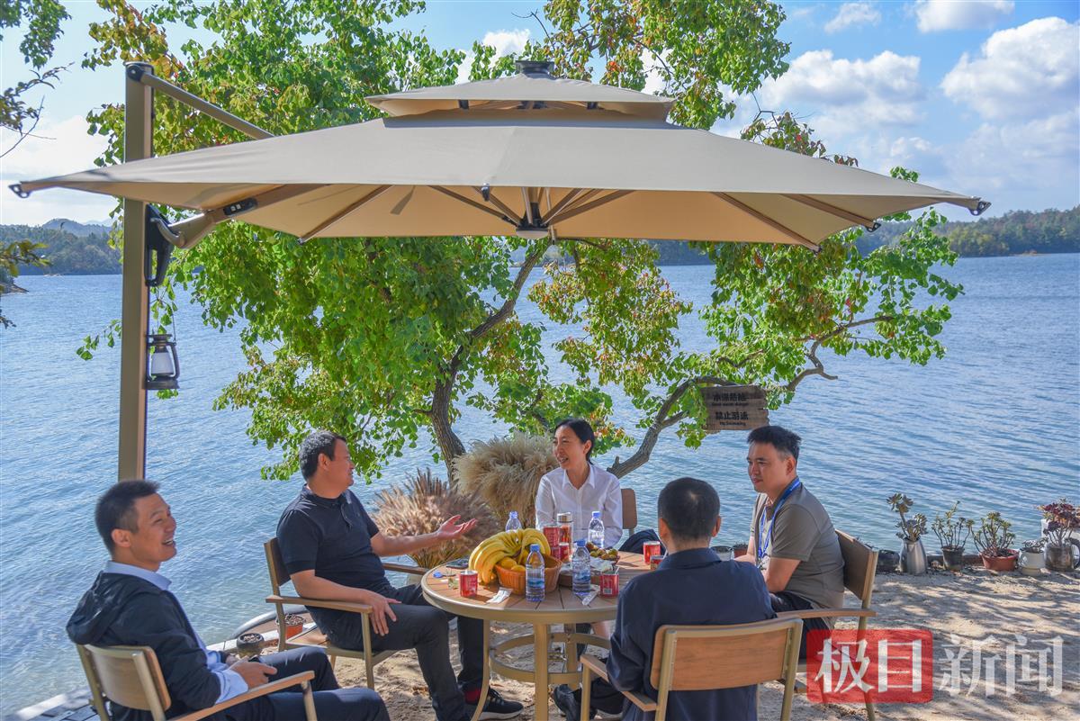 10月18日，参与活动的嘉宾在随州市随县大洪山琵琶湖景区游玩体验。（极目新闻记者 黄志刚 摄）.JPG
