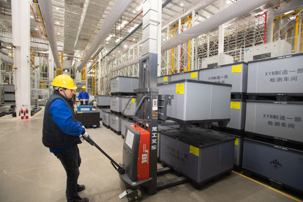 工人在比亚迪襄阳产业园里忙碌。新华社记者肖艺九 摄