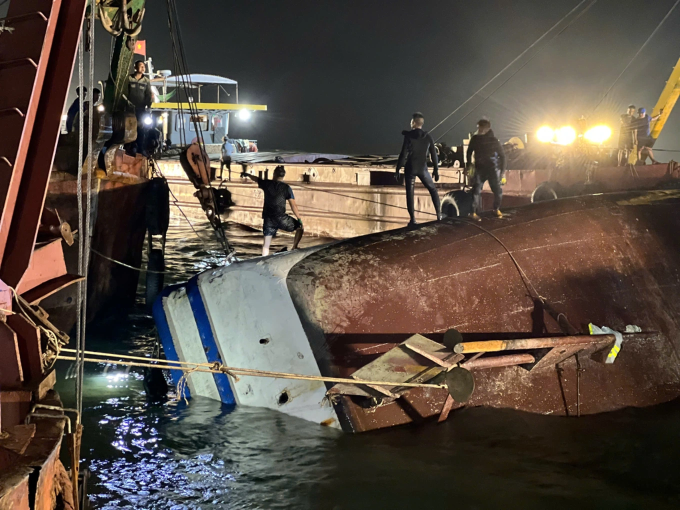 越南游船倾覆事故已致36死，仍有3人失踪