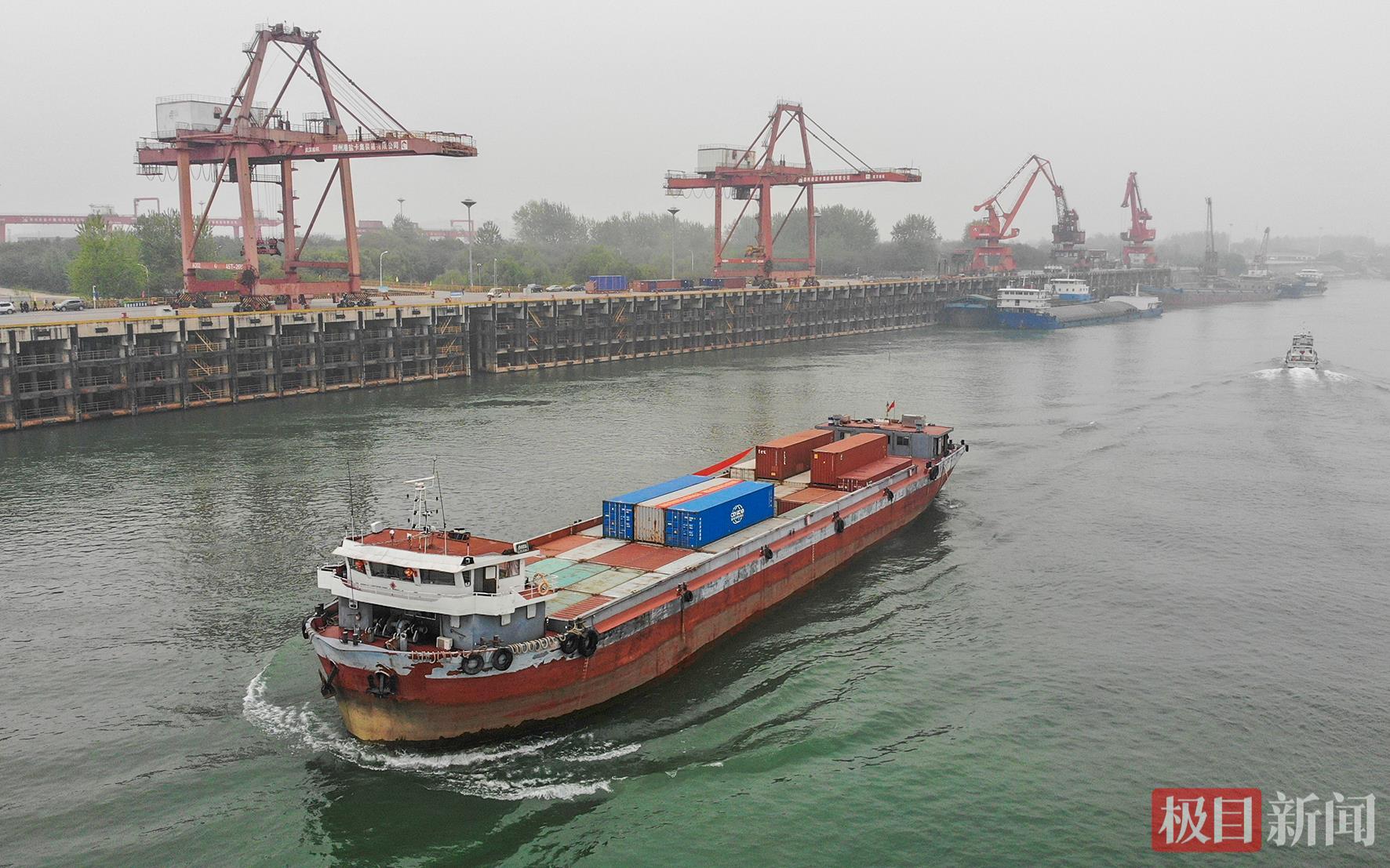 满载着100个标准集装箱的货轮正在驶离荆州港盐卡港区集装箱码头。（极目新闻记者 黄志刚 摄）.jpg