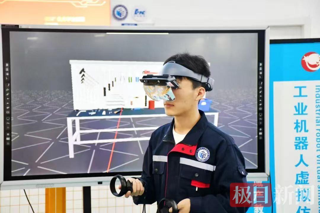 2-2武汉软件学院学生用VR设备学习智能制造.jpg