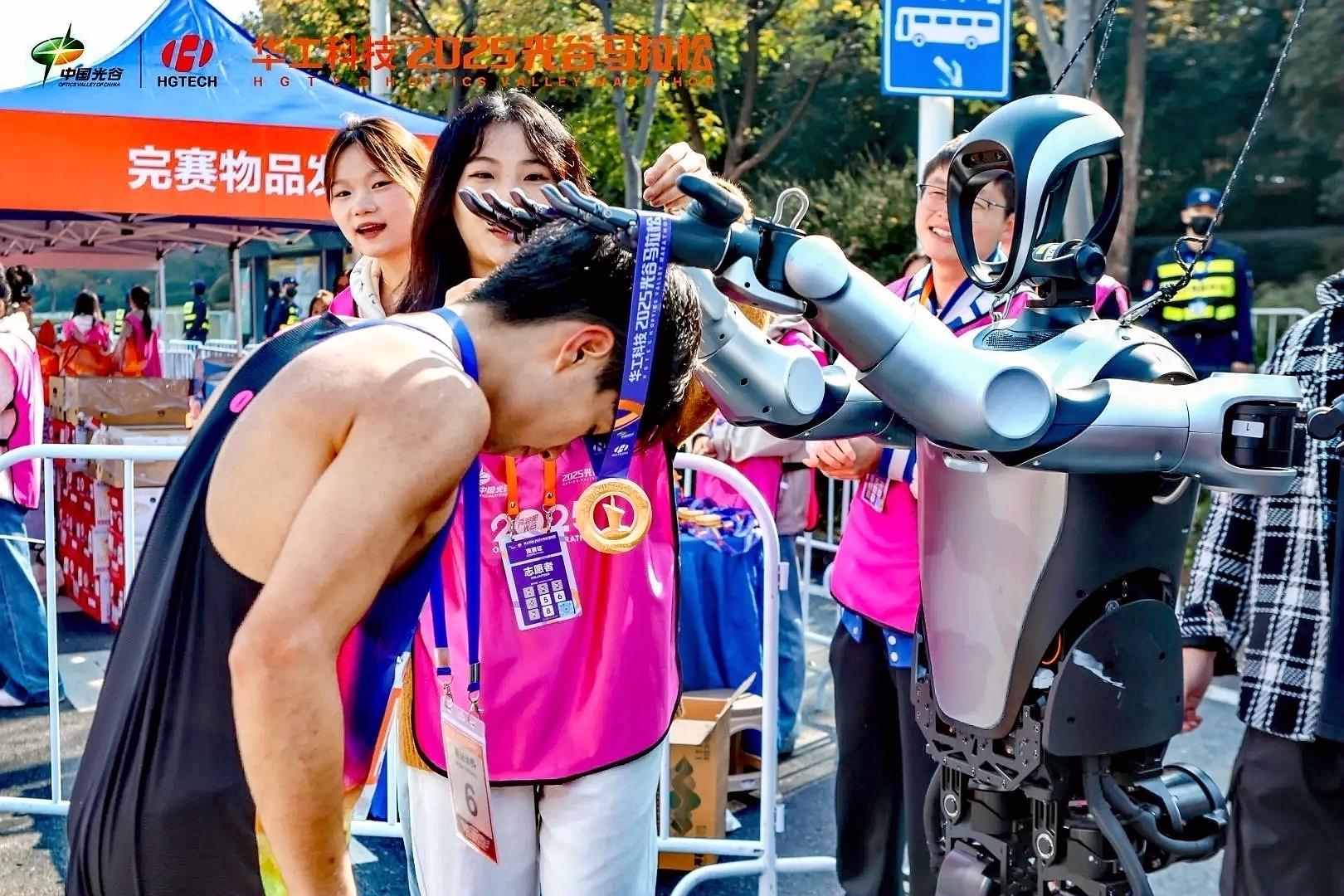 人形机器人为完赛选手发奖牌.png