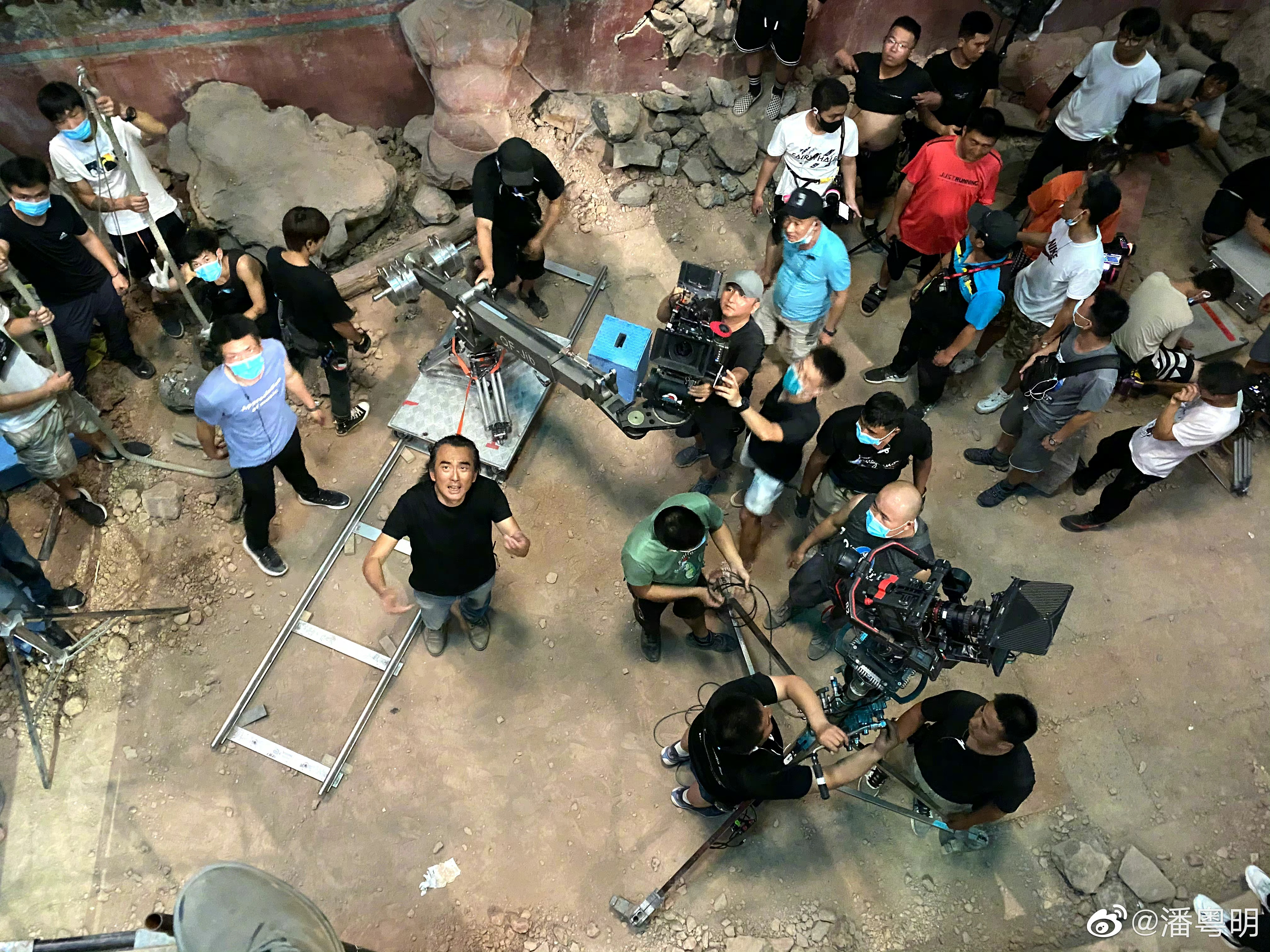 《昆仑神宫》片场照。图片来自潘粤明微博