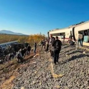 西班牙列车相撞事故已致64人死亡 初步调查指向调度失误