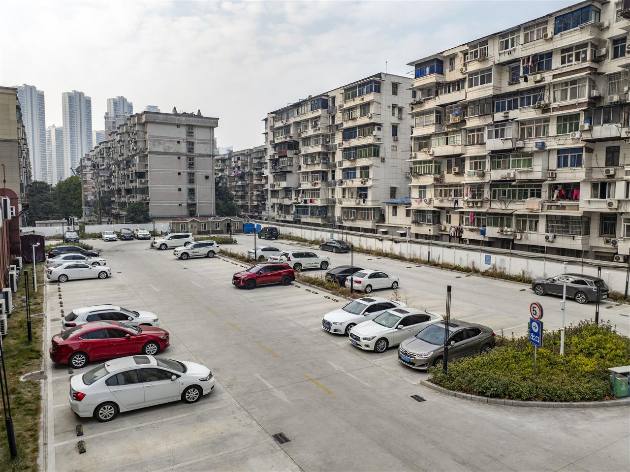 两湖路停车场 (1).jpg