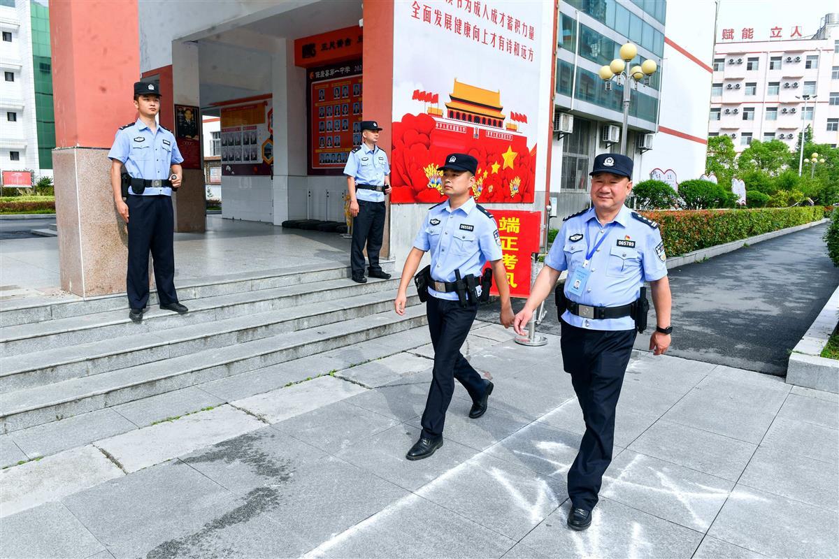 图1：赵东（右一）在保康县一中安保。欧阳智慧 摄.jpg