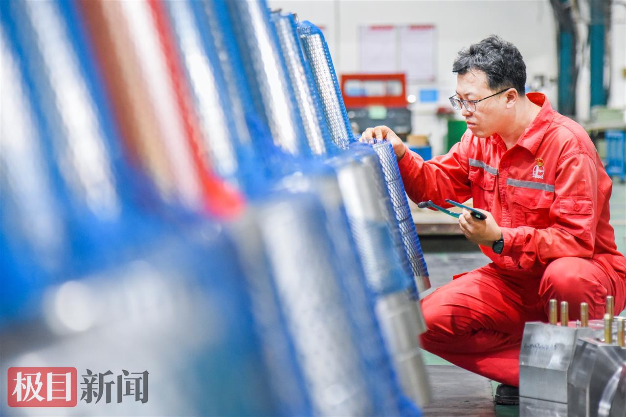 9月1日，权海峰在中国石化机械四机公司泵设备生产车间对即将发运的产品进行抽检。   （极目新闻记者 黄志刚 摄）.jpg