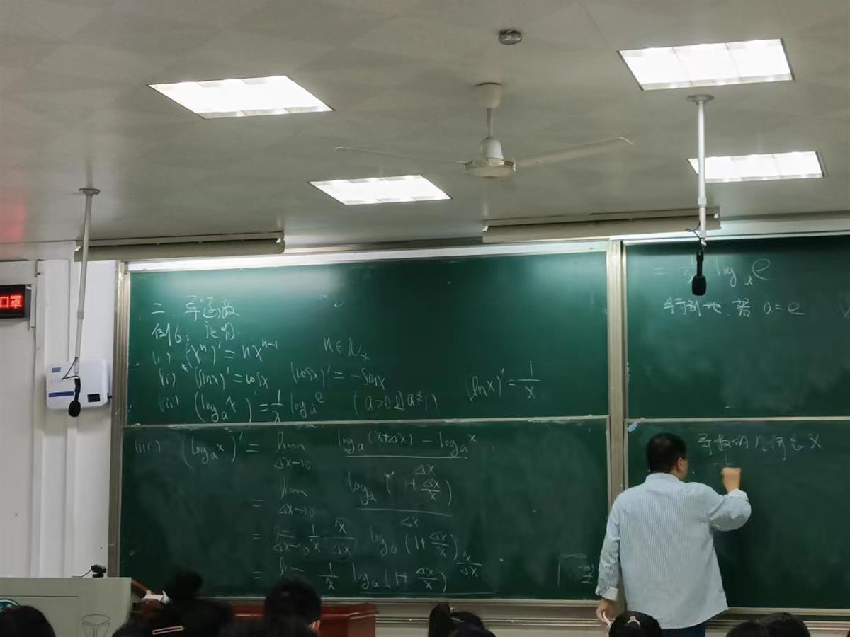 中南民大数统学院班导师何毅利用晚自习为同学们集中答疑.jpg