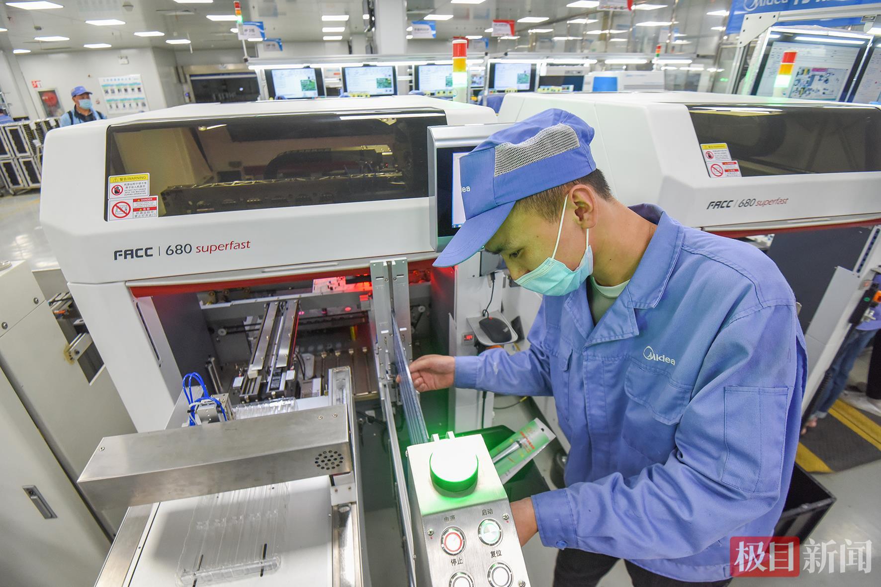 在湖北美的电冰箱有限公司生产车间，工人在生产线上作业。（极目新闻记者 黄志刚 摄） (1).JPG