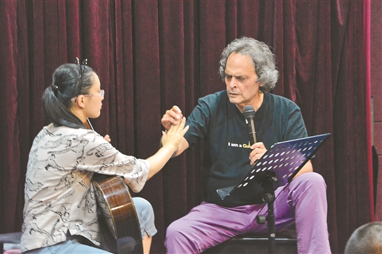 2015年在长沙与古典吉他演奏家罗兰·迪恩斯交流（本栏资料图片由受访者提供）