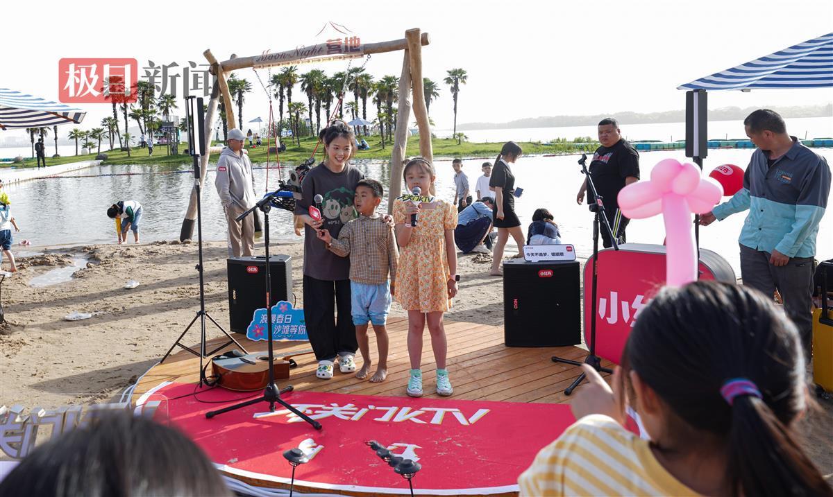 小朋友放声歌唱