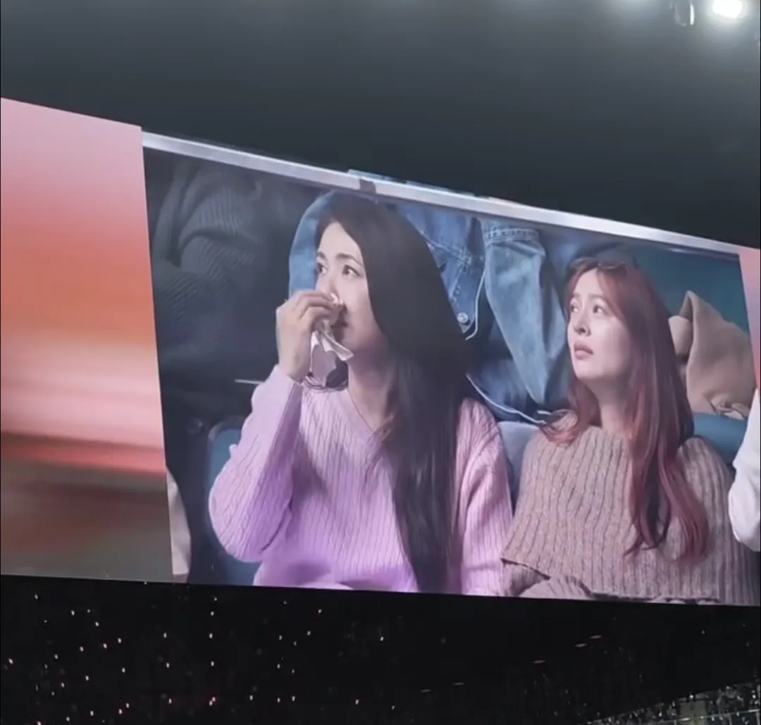 时隔一年后登台，赵露思在生日音乐会上数次落泪，现场表白粉丝：你们让我又回到这个舞台上，喊话伯乐李炜致谢，“8年前是他签下了我”