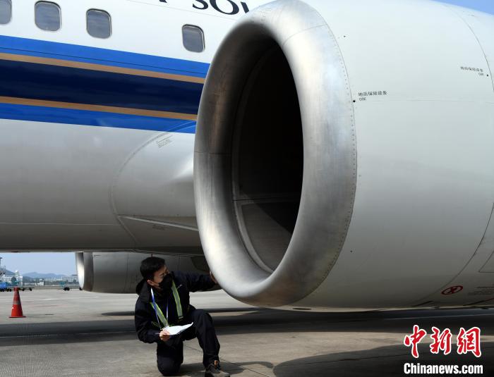 机务人员在检查飞机发动机。　蒋雪林 摄