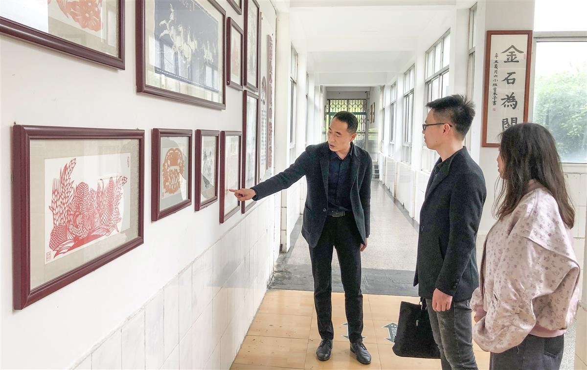 监利市玉沙小学借助廉文化剪纸涵养清廉文化。（极目新闻记者 黄志刚 摄）.jpg