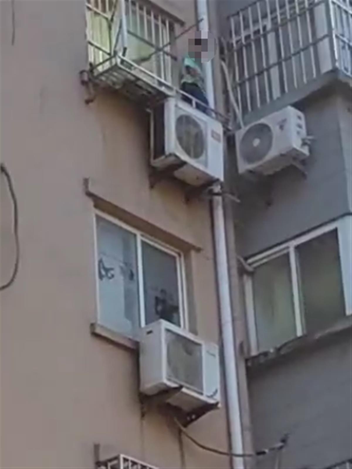 突发！郑州一高校女生爬向窗户要跳楼，一场紧急救援开始了…-大河新闻