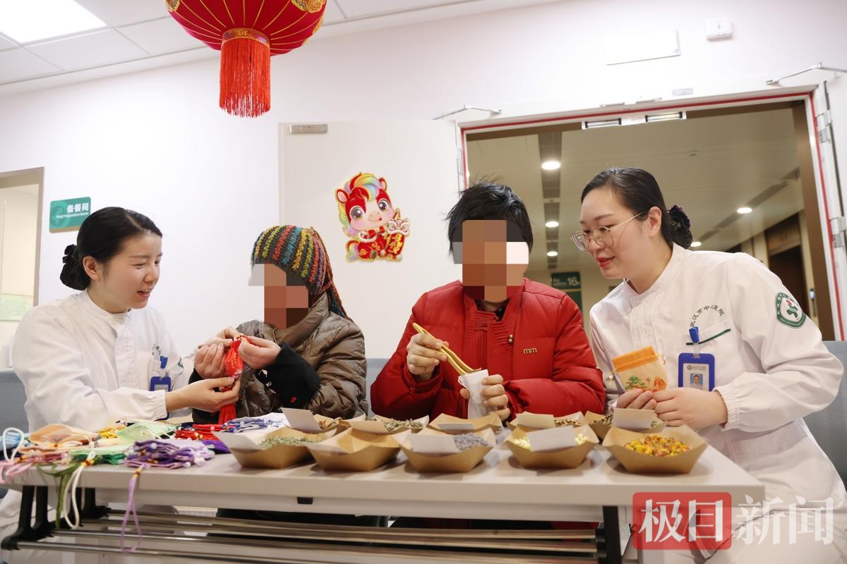 护士和患者一起制作清香缕缕的中药香囊_副本.jpg