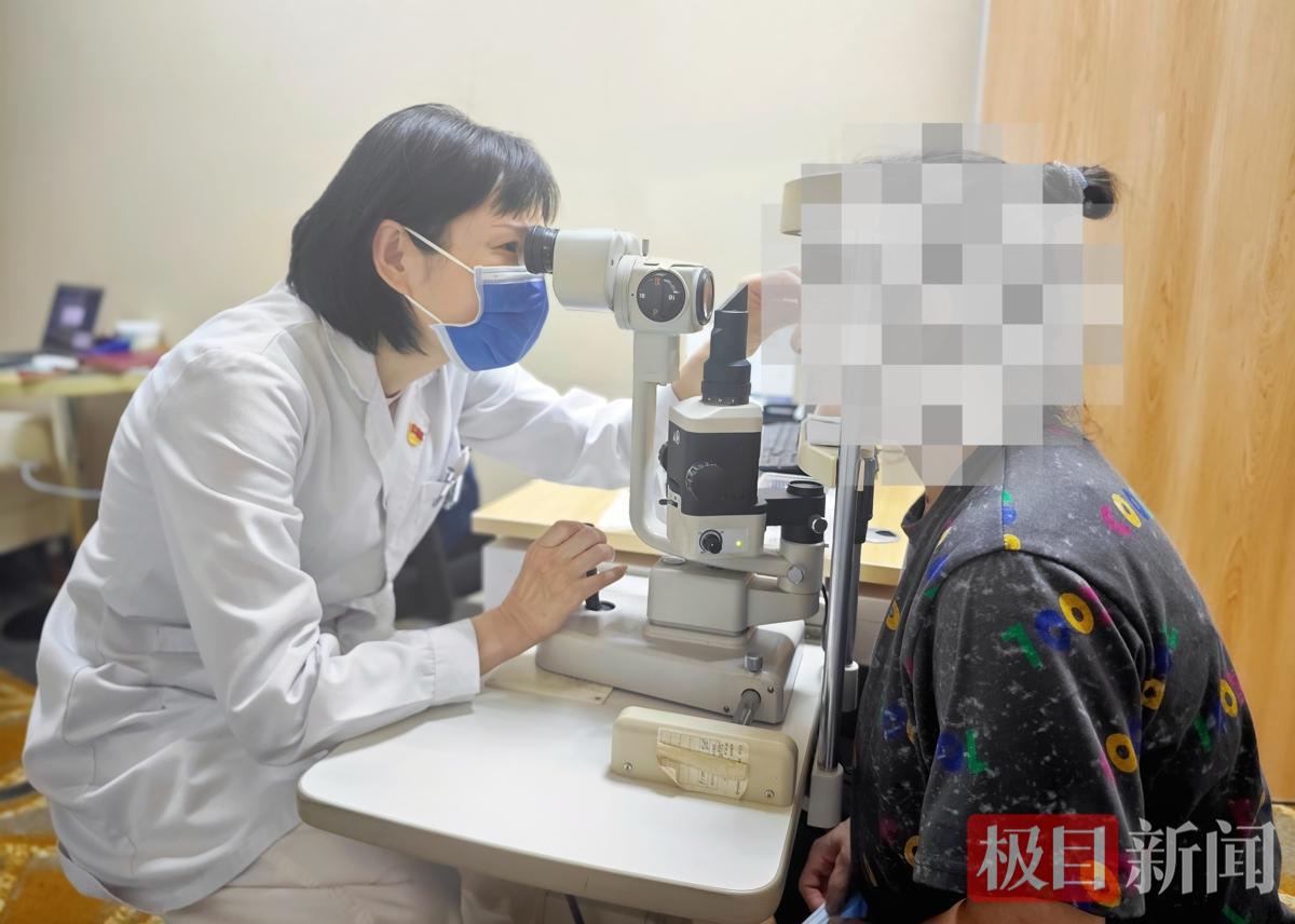 杜薇主任为李阿姨检查.jpg