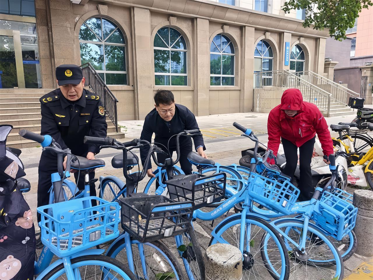 执法人员扶起被风吹倒的单车、施工围挡等 (1).jpg