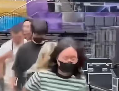李雪琴携男友王一通现身毛不易演唱会，两人2024年恋情曝光