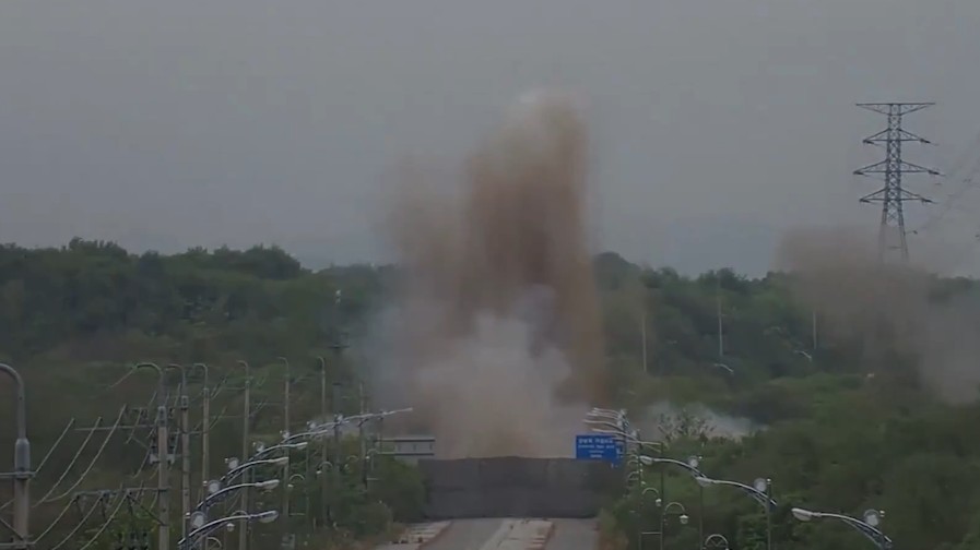 韩国军方称朝鲜炸毁部分朝韩间道路 最新现场视频曝光