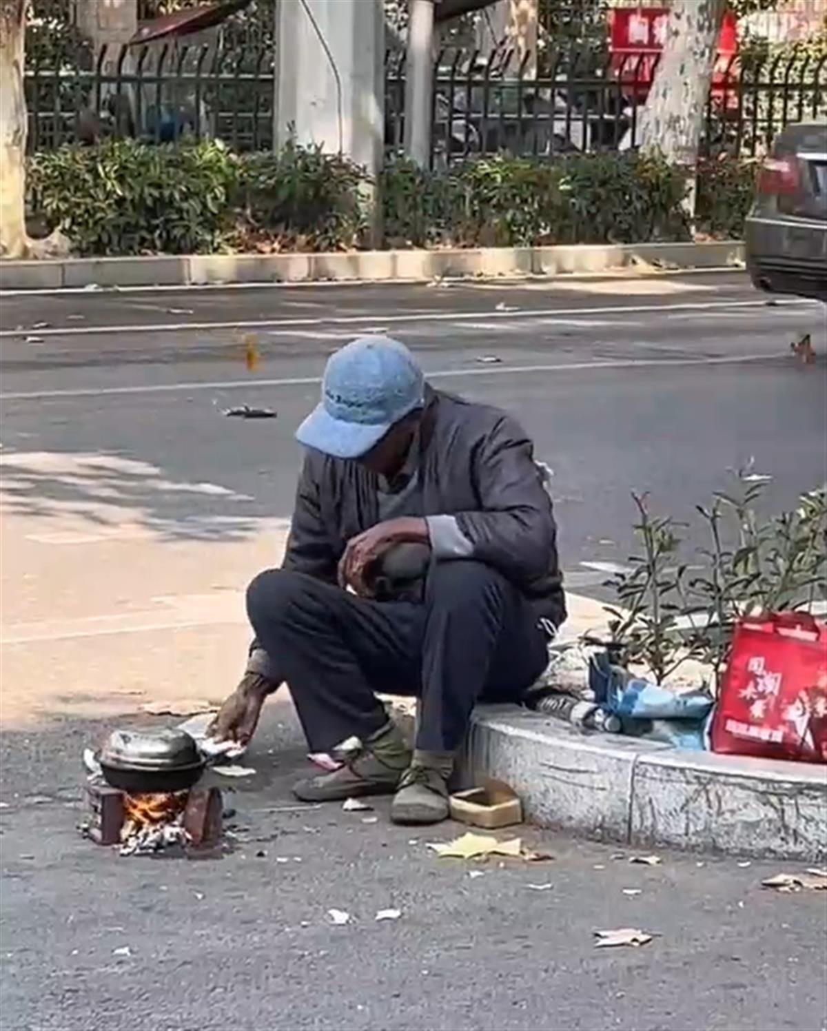 老人在医院外面砖头搭灶生火做饭，爱心网友发起援助