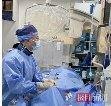 术前红包秒变住院费，武汉这位青年医生获家属点赞 | 极目新闻