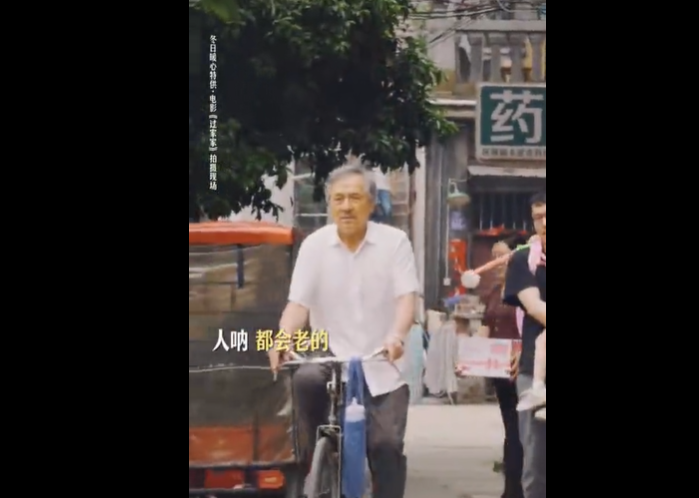 71岁成龙白发引热议，本人回应：做过那么多危险动作，还能慢慢变老是幸运