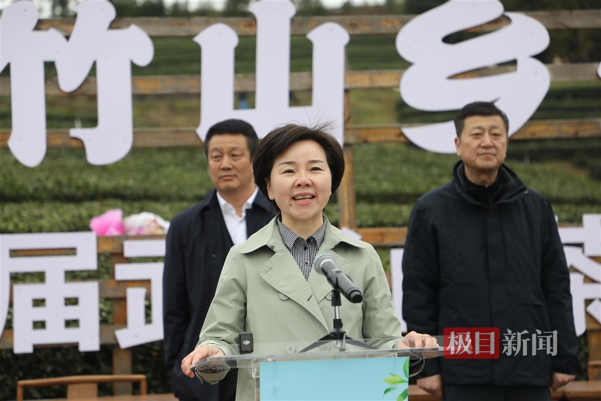 竹山县委副书记、县长王丽媛为竹山硒茶代言.JPG