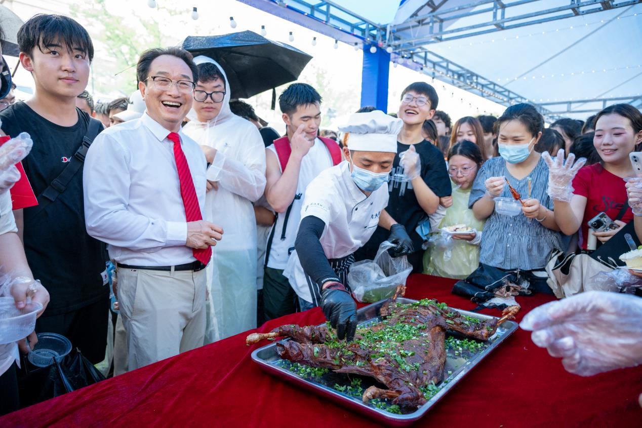 湖北恩施学院校长为毕业生烤全羊.png