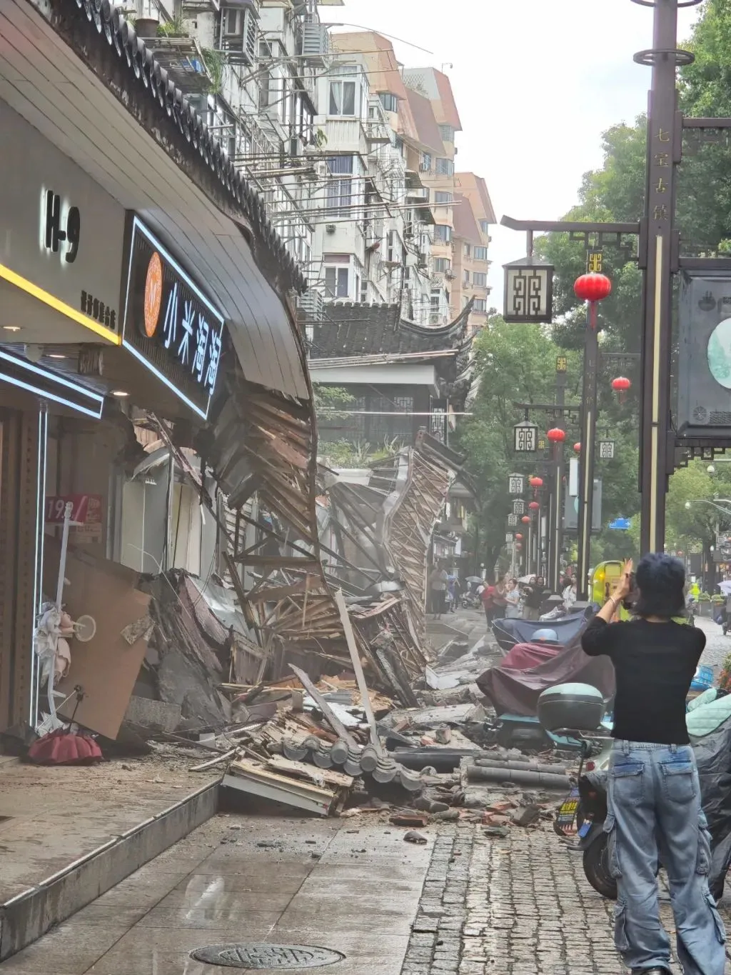 上海一商业街突发门头连片坍塌，当地通报
