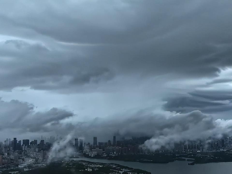 今天，武汉上空，出现雨幡奇观！