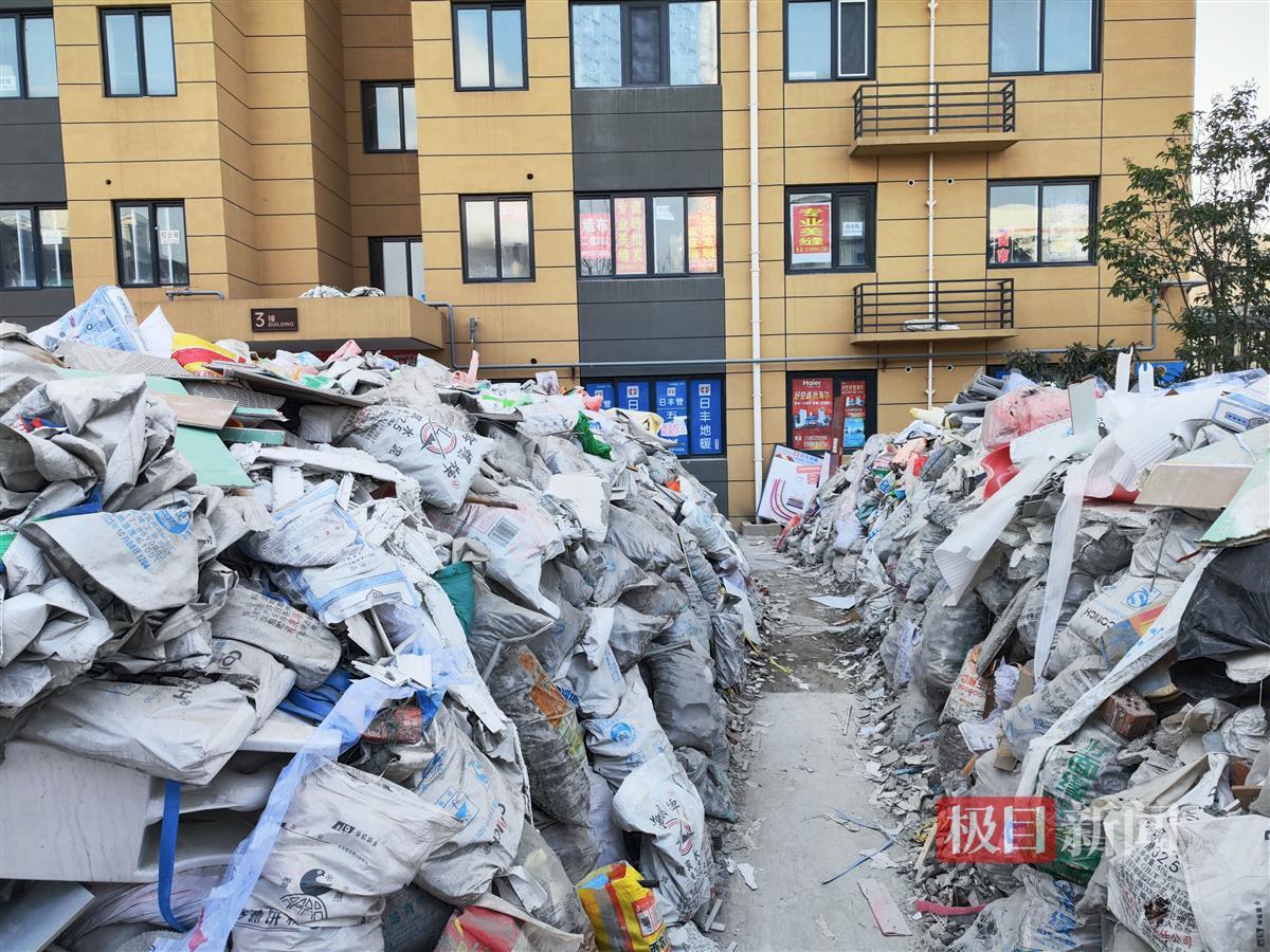 新小区建筑垃圾堆积成山进出要走“堑壕”，多方正协商解决办法 | 极目新闻