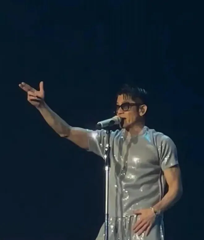 60岁郭富城演唱会与女粉丝斗舞：两人年龄差40岁，舞技不相上下