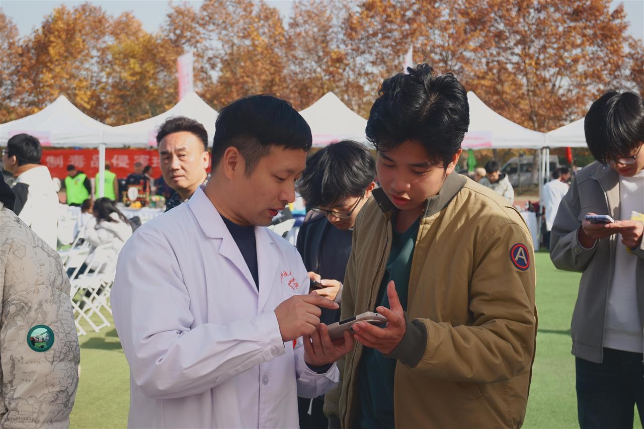 医生与学生交流 赵文博摄.jpg