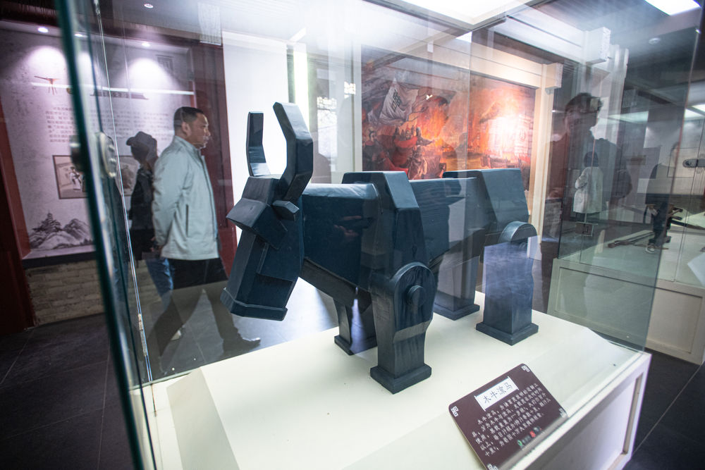 襄阳市古隆中景区里展示的“木牛流马”模型。新华社记者肖艺九 摄