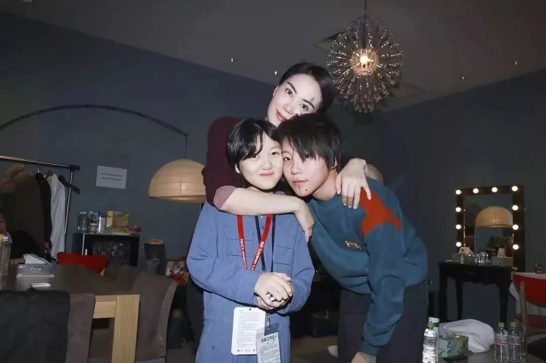 窦靖童伦敦开唱为妹庆生！李嫣害羞逃跑
