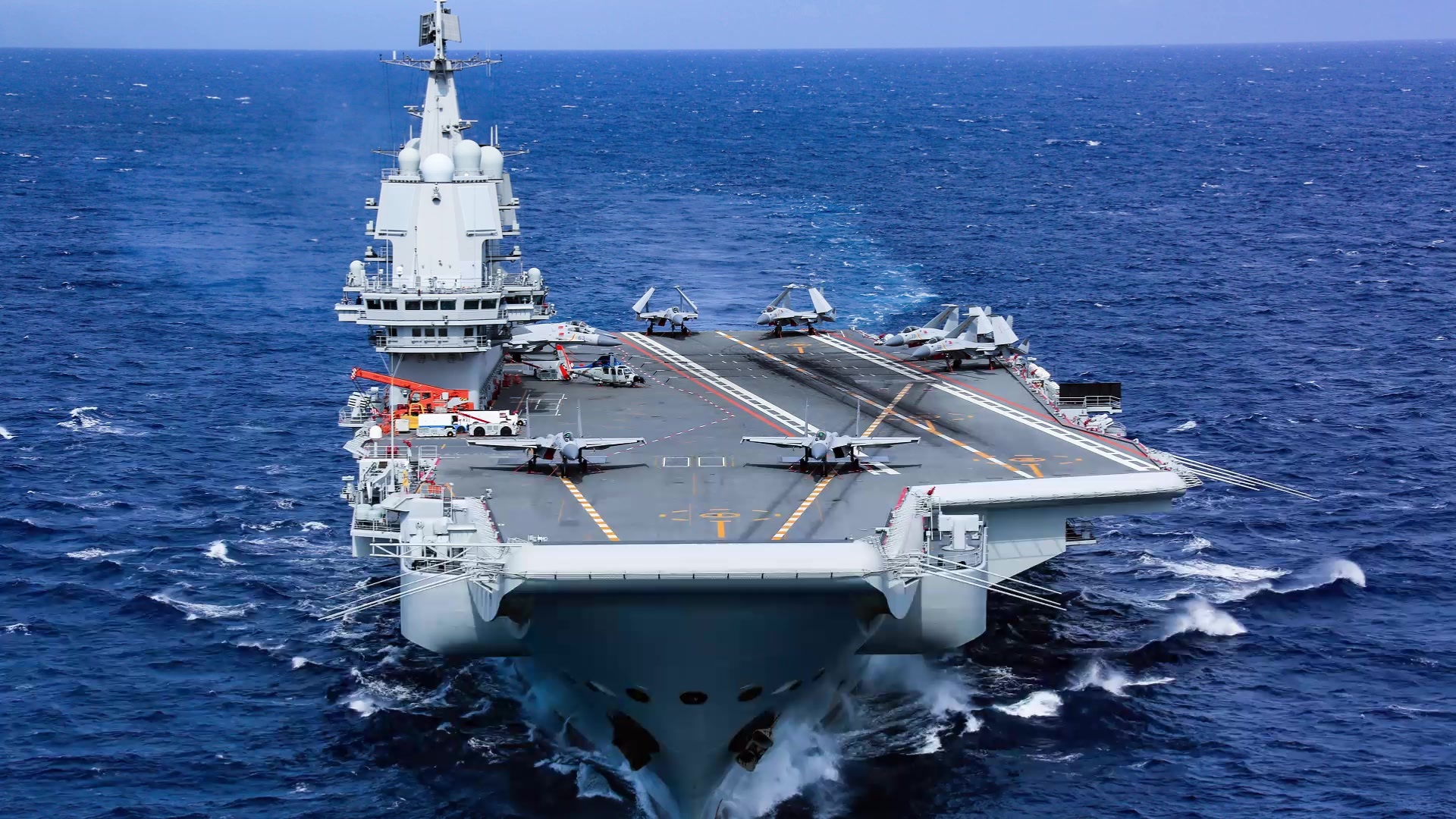 完成年度最后一次海上训练 山东舰返回海南三亚某军港