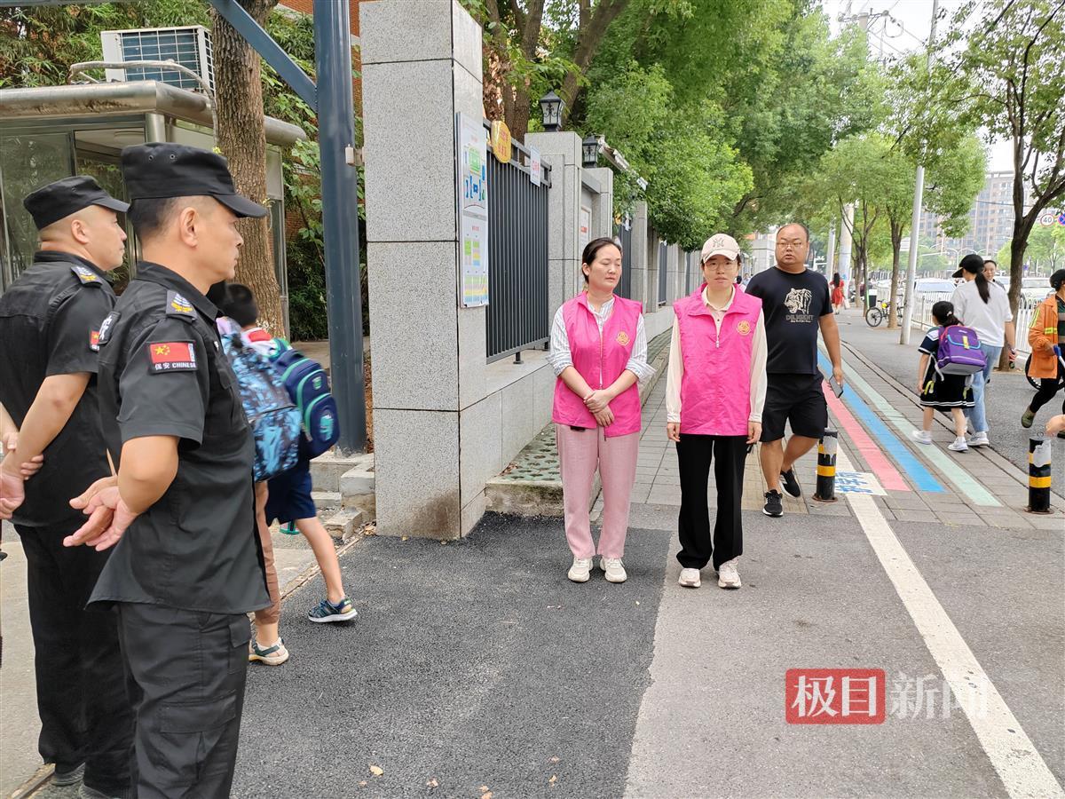 卓刀泉街道名都花园社区居民携手共筑“最美上学路”。 (1).jpg